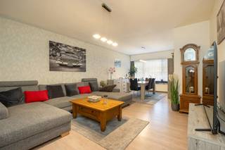 Dit gezellige appartement geniet van een centrale ligging in Hoevenen, op wandelafstand van winkels en openbaar vervoer en met een uitstekende verbinding naar de A12.
Via de ruime inkomhal komen we in de lichtrijke woonkamer met aansluitend de functionele keuken. Het appartement beschikt over twee slaapkamers, waarvan één toegang biedt tot de achtergelegen veranda.De badkamer is uitgerust met een douche en een lavabomeubel. Daarnaast zijn er een apart toilet en een praktische berging met wasvoorzieningen aanwezig. Achteraan het gebouw bevindt zich de bijhorende garage. Wenst u meer informatie? Contacteer ons via 03 568 03 03 of lauren@vastgoed03.be