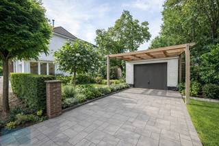 <br /><br />Op een toplocatie in de tuinwijk van Winterslag (Staatstuinwijk 16) staat deze ruime gezinswoning met zij- en achtertuin en garage.<br /><br />De woning beschikt over een <strong>lichte woonkamer met bureau</strong>, <strong>een ingerichte keuken, een veranda en een recent vernieuwde badkamer</strong>.<br />Op de eerste verdieping bevinden zich <strong>4 slaapkamers</strong>.<br /><br />Troeven:<br /><br />Nieuw dak<br /><br />Recente mazout ketel.<br /><br />Instapklaar<br /><br />Rustige ligging op een boogscheut van het centrum van Genk<br /><br />Vlotte verbinding naar C-mine en autosnelwegen<br /><br />👉 Interesse? Contacteer ons voor een bezoek en ontdek de mogelijkheden van deze woning!<br /> 