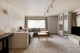 <p>Deze woning met 3 slaapkamers en een prachtige tuin is ideaal gelegen nabij belangrijke invalswegen en openbaar vervoer en biedt tal van mogelijkheden om naar eigen smaak in te richten. De combinatie van ruimte, ligging en potentieel maakt dit een interessante opportuniteit voor gezinnen.</p><p>Via de inkomhal met vestiaire betreedt u de woonkamer, gevolgd door de keuken met eetplaats en een bureauhoek. Verder zijn er een bergruimte en een gastentoilet aanwezig. De veranda biedt een mooi zicht op de diepe en groene tuin, waar u in alle rust kan genieten.</p><p>Op de verdieping bevinden zich drie slaapkamers waarvan een met een dressing en een badkamer.</p><p>De woning beschikt over een eigen oprit en een ruime tuin, wat zorgt voor extra comfort.<br />Beschikbaar vanaf 22/12/2026.</p><p>Contacteer ons voor meer informatie of een bezoek.</p>