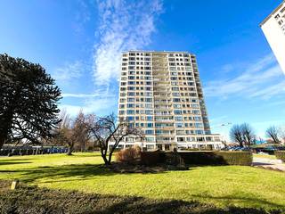 Welkom in dit lichtrijke dakappartement op de zeventiende verdieping, gelegen in een gegeerde voorstad van Antwerpen. U woont hier op...