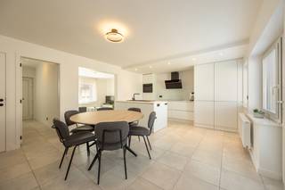 <strong>Energiezuinige 2slpk-woning met garage op toplocatie te Beerse.</strong><br /><span>EPC: B-label | Elektriciteit conform! | Recente vernieuwingen | Beschikbaar April 2027</span><br /><br /><strong>Omschrijving:</strong><br /><span>We betreden deze charmante en lichtrijke woning via de inkomhal, dewelke direct uitgeeft op de leefruimte met open keuken. Deze nieuwe keuken is voorzien van een inductie kookvuur, dampkap, microgolfoven, spoelbak, koelkast en vaatwasser. De ideale hoek voor wasmachine en droogkast is netjes verwerkt in de keukenwand. Tevens geniet de leefruimte van een aparte, gezellige zithoek. Verder biedt de gelijkvloerse verdieping van een apart toilet en toegang tot de praktische kelderberging.</span><br /><br /><span>Tevens biedt deze woning 2 volwaardige slaapkamers en een volledig vernieuwde badkamer (2021) op de eerste verdieping. De badkamer is uitgerust met een ligbad, een douche, een badkamermeubel met wastafel en een toilet. Als troef geniet deze woning van een gezellig terras achteraan de woning en voldoende parkeergelegenheid, dankzij de ruime garagebox en de extra staanplaatsen vooraan de woning. Alsook een praktische opbergzolder ontbreekt hier niet!</span><br /><br /><strong>Algemeen:</strong><br />- EPC: 142 kWh/m² (B-label)<br />- Vernieuwingen 2025: Dak volledig, keuken, ramen, rolluiken, ...<br />- Nieuwe badkamer (2021)<br />- Nieuw gastentoilet (2023)<br />- Vernieuwing elektriciteit, afvoeren,...<br />- Garagebox reeds inbegrepen in de prijs!<br />- Terras<span><br /></span><span>- Gunstige ligging op wandelafstand van het centrum van Beerse</span>