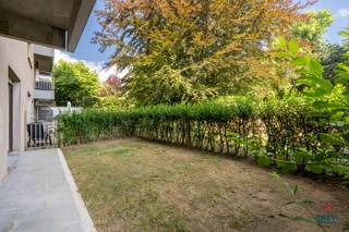 <p>Dans le centre-ville d’Arlon, TREVI LUXEMBOURG vous propose un charmant appartement 2 chambres lumineux avec jardin, terrasse, parking intérieur et cave à usage privatif. Situé au rez-de-chaussée, il se compose comme suit : hall d'entrée, pièce de vie avec cuisine équipée ouverte, WC indépendant, hall de nuit, 2 grandes chambres (13 m² et 12m²) et salle de douche. Équipements : Chauffage électrique, double vitrage, parlophone et détecteur incendie. Extérieurs : un emplacement de parking intérieur privatif (P17), cave (C19) inclus dans le prix. PEB E. Charges communes limitées (150€ par mois). A proximité immédiate des équipements publics et des axes de circulation. Renseignements, plan et visites sur rendez-vous avec l’agence +32 63 229 269 - info@treviluxembourg.be</p>
<p></p>
<p><strong><u>RENSEIGNEMENTS GENERAUX</u></strong></p>
<p>Revenu cadastral net : 1.094€</p>
<p>PEB : Classe E</p>
<p>Superficie habitable : 83 m2 <em>(Selon PEB)</em></p>
<p>Orientation : Sud <em>(façade avant)</em></p>
<p>Disponibilité : A l’acte</p>
<p><strong><u>COMPOSITION ET SUPERFICIE APPROXIMATIVE DES PIECES</u></strong></p>
<p><strong><u>Rez-de-chaussée (avec ascenseur)</u></strong></p>
<p>Hall d'entrée env 4 m²</p>
<p><em><u>Équipement :</u></em></p>
<ul>
<li><em> </em><em>Parlophone</em></li>
</ul>
<p>WC indépendant env 1,56 x 0,84 = 1,82 m²<em> </em></p>
<p><em><u>Équipement :</u></em></p>
<ul>
<li><em> </em><em>Lave main </em></li>
</ul>
<p>Pièce de vie env 5,39 x 3,82 = 20,64 m²</p>
<p><em><u>Équipement :</u></em></p>
<ul>
<li><em> </em><em>Prise internet</em></li>
</ul>
<p>Cuisine équipée ouverte env 2,77 x 2,40 = 6,67 m²</p>
<p><em><u>Équipement :</u></em></p>
<ul>
<li><em> </em><em>Taque de cuisson </em></li>
<li><em> </em><em>Frigo </em></li>
<li><em> </em><em>Lave-vaisselle</em></li>
<li><em> </em><em>Évier inox avec égouttoir</em></li>
<li><em> </em><em>Meubles de rangement</em></li>
</ul>
<p>Hall de nuit env 3 m²<em> </em></p>
<p><em><u>Équipement :</u></em></p>
<ul>
<li><em> </em><em>Meuble sur mesure</em></li>
<li><em> </em><em>Ballon d’eau chaude</em></li>
<li><em> </em><em>Coffret électrique</em></li>
</ul>
<p>Salle de douche env 2,60 x 1,66 = 4,32 m²<em> </em></p>
<p><em><u>Équipement :</u></em></p>
<ul>
<li><em> </em><em>Douche </em></li>
<li><em></em><em> Evier double avec miroir</em></li>
<li><em> </em><em>Radiateur électrique </em></li>
<li><em> </em><em>Meubles de rangement</em></li>
<li><em> </em><em>Raccordement machine à laver</em></li>
</ul>
<p>Chambre 1 env 3,95 x 3,87 = 15,31 m²</p>
<p><em><u>Équipement :</u></em></p>
<ul>
<li><em> </em><em>Meuble sur mesure</em></li>
<li><em> </em><em>Accès terrasse et jardin</em></li>
</ul>
<p>Chambre 2 env 3,97 x 3,25 = 12,94 m²</p>
<p><strong><u>Extérieur</u></strong></p>
<p>Cave privative (C19) env 5 m²</p>
<p>1 emplacement parking privatif intérieur (P17)</p>
<p>Jardin privatif</p>
<p>Terrasse privative</p>
<p></p>
<p><em>Ces informations sont données à titre informatif et n'ont aucune valeur contractuelle. Toute imprécision ou inexactitude ne pourra entrainer un recours</em><em>.</em></p>
<p></p>