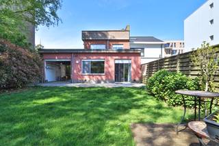 Op zoek naar een gelijkvloers appartement met twee slaapkamers, een ruime privatieve tuin met garage in Beveren? <br />Dit appartement in een kleinschalig gebouw op wandelafstand van het centrum biedt 103 m² bewoonbare oppervlakte en een praktische indeling.<br /><br />Via de inkomhal bereikt u het apart toilet, de ruime living in parket, een ingerichte keuken (voorzien van alle comfort), alsook een een handige berging met inbouwkasten, koelkast en rechtstreekse inkom met toegang tot de privatieve oprit.<br />Het appartement beschikt over twee volwaardige slaapkamers, waarvan één met inbouwkasten, en een badkamer met ligbad en een badkamermeubel met dubbele lavabo.<br /><br />Een belangrijke troef is de ruime zuidoostelijke privatieve tuin met doorgang naar de garage, welke bovendien langs beide kanten kan afgesloten worden, zijnde langs de straatkant met een automatische kantelpoort. <br /><br />Het appartement beschikt over aluminium ramen met dubbel glas, manuele rolluiken en een gascondensatieketel uit 2012. <br />Het EPC bedraagt 411 kWh/m²jaar (label E), waardoor de renovatieplicht van toepassing is, doch met enkele eenvoudige aanpassingen kan aangepast worden naar een beter energielabel.<br /><br />De voornaamste troeven van dit appartement zijn de bewoonbare oppervlakte van 103 m², 2 volwaardige slaapkamers, geen gemeenschappelijke kosten, privatieve ruime zuidoost-tuin, een privatieve oprit én garagebox.<br /><br />Benieuwd naar dit gelijkvloers appartement?<br />Contacteer ons voor bijkomende informatie en/of een bezoek via verkoop@homevast.be of tel. 03 344 77 44.