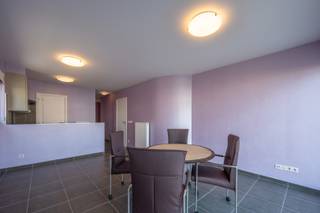 Res. De Visscher.<br />Zeer interessante aanbieding voor zowel investeerder, tweede verblijf, hoofdverblijf...<br />Dit in nieuwstaat verkerend appartement omvat de inkom, apart toilet, leefruimte met open keuken, berging aan de keuken, grote slaapkamer achteraan met toegang tot het terras, kleine slaapkamer voor enkel bed of bureelruimte, badkamer met ligbad en lavabo. Zonnig terras aan de achterzijde.<br />Ref.A505