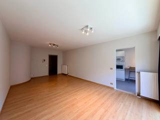 Dit instapklaar appartement met twee slaapkamers en kelder bevinden zich in het stadscentrum van Roeselare.Verschillende winkels, horeca, basis- en...