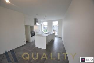 Recent, zeer energiezuinig 3 slaapkamer duplex-appartement met een zuidwest georiënteerd terras, 2 autostaanplaatsen, een ruime private berging en...