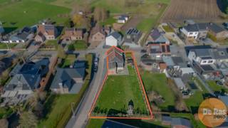 <strong>EERSTE BEZOEKDAG: ZATERDAG 04/04 VAN 9U TOT 12U (ENKEL OP AFSPRAAK)</strong><br /><strong>BUGGENHOUT – Te renoveren open bebouwing met prachtige tuin op ca. 8a 50ca.</strong><br /><br />Deze eigendom is gelegen in een rustige, landelijke omgeving met een vlotte bereikbaarheid naar openbaar vervoer, winkels, scholen en belangrijke invalswegen.<br /><br />Op het gelijkvloers beschikt de woning over een ruime woonkamer met zithoek, een slaapkamer of bureau, een keuken, een apart gastentoilet en een badkamer. Op de verdieping bevinden zich een slaapkamer en een zolderkamer, elk bereikbaar via een aparte trap. Dit biedt de mogelijkheid om de zolderkamer verder in te richten als extra slaapkamer, hobbyruimte of bureau.<br /><br />De achterbouw omvat een inpandige garage en een extra bergruimte. Het dak van het hoofdgebouw werd reeds vernieuwd en is voorzien van een onderdak en nieuwe dakgoten.<br /><br />Een absolute troef is de zuidgerichte tuin met een oppervlakte van ca. 8a 50ca, waar u in alle rust kan genieten en die tal van mogelijkheden biedt om een aangename buitenruimte te creëren.<br /><br />Renovatie is noodzakelijk, maar dankzij de perceeloppervlakte, de ligging, de gunstige oriëntatie en het sterke renovatiepotentieel vormt deze woning een uitstekende opportuniteit binnen haar segment.<br /><br />Info en bezoeken: 053/60.65.60<br />De vermelde prijs is een richtprijs. Na ontvangst van de biedingen beslist de verkoper of hij/zij de eigendom verkoopt aan het beste bod. De richtprijs is bijgevolg niet bindend. Voor meer informatie kan u ons contacteren of het reglement raadplegen op onze website.