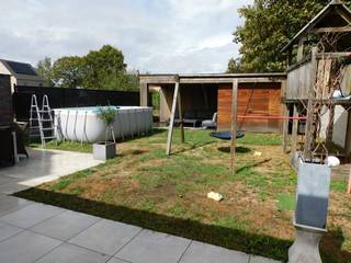 Volledig instapklaar, energiezuinig én verrassend compleet! Deze moderne woning uit 2019 is ideaal voor wie op zoek is naar hedendaags wooncomfort in een rustige omgeving, zonder in te boeten aan bereikbaarheid. Dankzij de BEN-standaard, zonnepanelen en vloerverwarming geniet u hier van comfortabel én energiezuinig wonen.<br /><br />Via de ruime inkomhal, voorzien van vestiaireruimte en gastentoilet, komt u in de lichtrijke leefruimte. De aangename woon- en eetkamer staat rechtstreeks in verbinding met de open en volledig uitgeruste keuken. Deze beschikt over een spoelbak, kookvuur, dampkap, vaatwasser, oven, microgolfoven, koelkast en vriezer.<br /><br />Dankzij het schuifraam en de extra deur geniet u vanuit de leefruimte van een vlotte verbinding met het terras en de tuin. Aansluitend aan de keuken bevindt zich een praktische wasplaats.<br />Op het gelijkvloers beschikt de woning bovendien over een inpandige garage met sectionaalpoort, evenals extra bergruimte. De trap naar de eerste verdieping bevindt zich in de inkomhal.<br /><br />De eerste verdieping omvat drie volwaardige slaapkamers en een stijlvolle, volledig betegelde badkamer. Deze is uitgerust met een dubbel lavabomeubel, inloopdouche en tweede toilet. De parketlooktegels zorgen voor een moderne en warme uitstraling.<br /><br />Via de nachthal bereikt u met een vaste trap de ruime zolderverdieping. Deze ruimte biedt nog tal van mogelijkheden en kan perfect worden ingericht als extra slaapkamer, bureau, hobbyruimte of polyvalente kamer.<br /><br />Ook buiten is deze woning een absolute troef. De volledig omheinde en aangelegde tuin beschikt over een mooi betegeld terras en biedt volop privacy.<br />Achteraan vindt u een kwalitatief tuinhuis in padoukhout, met aansluitend een overdekt loungegedeelte. Dit is uitgerust met spots, elektriciteit én internetaansluiting en vormt de ideale plek om gezellig te ontspannen of gasten te ontvangen. Een handige zijpoort zorgt bovendien voor een praktische toegang tot de tuin.<br /><br />Deze woning werd gebouwd met het oog op hedendaags en energiezuinig wonen en beschikt onder meer over:
<ul>
<li><span>Zonnepanelen van 4.200 Wp</span></li>
<li><span>Vloerverwarming op het gelijkvloers én de eerste verdieping</span></li>
<li><span>Regenwaterput</span></li>
<li><span>Vliegenramen aan de vensters</span></li>
</ul>
Kortom: een moderne en bijzonder complete gezinswoning die comfort, energiezuinigheid en een aangename buitenruimte perfect combineert. Bent u op zoek naar een recente, energiezuinige woning waar u zonder zorgen uw intrek kunt nemen? Dan is dit instapklare pareltje zeker een bezoek waard. Contacteer ons via 011 233 044.