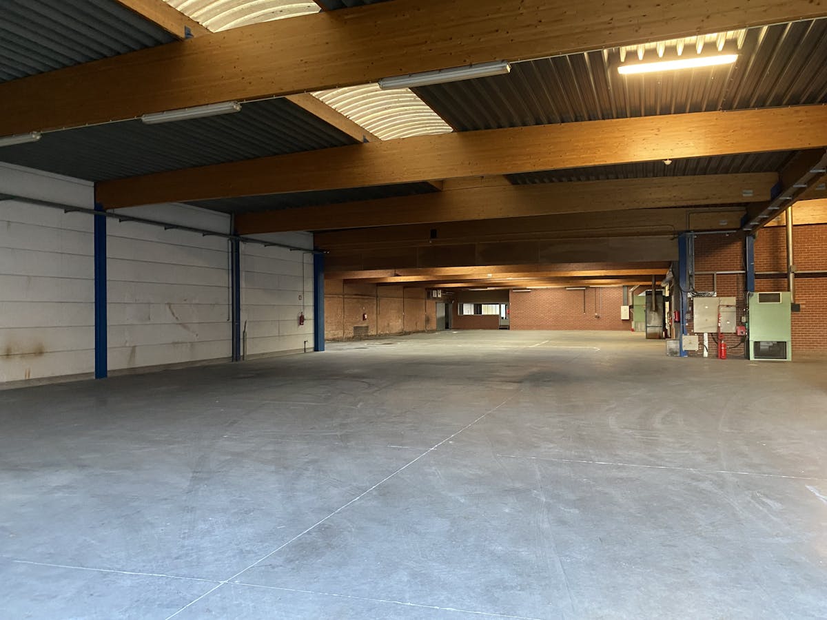 Warehouse on a commercial location near exit E403 in Roeselare - photo 3