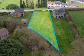 We Invest Hesbaye biedt dit bouwperceel aan, gelegen in Omal, met een oppervlakte van ongeveer 10 are 22 en een mooie zuidelijke oriëntatie.Vrij van...