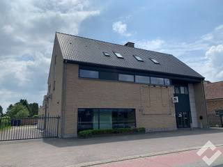 Verrassend groot en vernieuwd handelspand met magazijn (593m2) te huur gelegen langs drukke doorgaande weg in Lommel. Het commerciële gedeelte van...