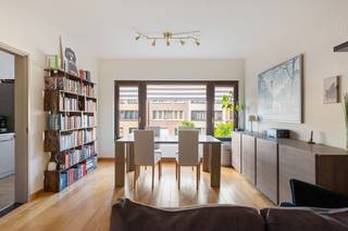 DE PRIJS IS INCLUSIEF DE GARAGEBOX - Dit instapklaar appartement op de 1e verdieping is gelegen is een aangename woonwijk in Hoevenen. Hoewel het hier rustig wonen is, zijn winkels, openbaar vervoer en scholen toch allen in de directe omgeving te vinden. U komt het appartement binnen via een aparte inkomhal met vestiairehoekje. Vanuit de hal heeft u meteen toegang tot de lichtrijke woonkamer met warmtepomp en aangrenzende, comfortabel uitgeruste keuken aan de voorzijde van het appartement. Verder beschikt de flat nog over een badkamer met douche en wastafel met marmeren blad en bijpassend meubel, een apart toilet, een kleine berging en 2 volwaardige slaapkamers, waarvan 1 uitgerust is met een warmtepomp. Achteraan bevindt zich nog een klein balkon, dewelke toegankelijk is vanuit de grote slaapkamer. Bij het appartement hoort verder nog een privatieve garagebox, gesitueerd achter het appartementsgebouw. Er is geen lift aanwezig in het gebouw. Gemeenschappelijke kosten: €126/maand