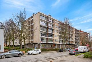 <p>Bent u op zoek naar een interessant investeringspand of een comfortabel appartement op een strategische ligging? Dan kan dit lichtrijke appartement op de eerste verdieping in Sint-Andries perfect aansluiten bij wat u zoekt. Gelegen op een boogscheut van het centrum van Brugge geniet u hier van een uitstekende bereikbaarheid in combinatie met een rustige woonomgeving.</p><p>Bij het betreden van het appartement komt u in de inkomhal met gastentoilet, waarna u doorloopt naar een ruime berging met wasplaats, wat zorgt voor extra praktisch comfort. De lichtrijke leefruimte vormt het hart van het appartement en sluit naadloos aan op de functionele keuken. De badkamer is uitgerust met een douche en een lavabo in meubel. Verder beschikt het appartement over twee volwaardige slaapkamers, waarvan één toegang biedt tot een aangenaam balkon.</p><p>Daarnaast zijn er nog een private kelderberging en een gemeenschappelijke fietsberging aanwezig. De ruime garage, inbegrepen in de verkoopprijs, vormt een duidelijke meerwaarde op deze locatie. Het appartement is momenteel verhuurd, wat het meteen interessant maakt voor wie op zoek is naar een investering met onmiddellijk rendement.</p><p></p><p>Bent u benieuwd of dit appartement binnen uw plannen past, zowel als investering of voor eigen bewoning op termijn?</p>