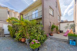 Deze ruime handelswoning met woonst geniet van een toplocatie in het centrum van Denderleeuw, op een drukke en goed bereikbare locatie met...