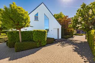 This complete detached villa is for sale in the Groenstraat, a quiet neighborhood near the center of Boechout. This popular residential area...
