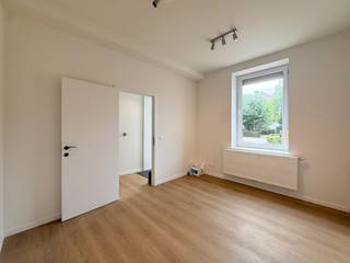 Plan uw bezoek via www.polares.eu<br /><br />In het centrum van Veltem-Beisem, deel van Herent, kan je deze woning met twee slaapkamers terugvinden. <br /><br />Bij het binnenkomen brengt de inkomhal je naar de leefruimte met aansluitend de keuken. Door de leuke opening tussen leefruimte en keuken behoudt je hier het contact. Aansluitend aan de keuken heb je de wasplaats met ook een toilet. Via de keuken bereik je de buitenruimte waar je gezellig kan vertoeven. Verderop in de woning kan je ook nog een extra kamer terugvinden, ideaal als bureauruimte. <br /><br />Op de bovenliggende verdieping kan je de twee slaapkamers terugvinden, alsook de badkamer met enkele wastafel, toilet en douche. Verder biedt de nachthal nog toegang tot de zolder via een zolderluik. De zolder kan je gebruiken voor wat extra spullen te stockeren.<br />De bureauruimte op de benedenverdieping kan eventueel ook als derde slaapkamer worden gebruikt. <br /><br />Door de centrale ligging met bushalte, treinhalte, winkels en andere voorzieningen op wandelafstand is het hier heerlijk vertoeven! <br /><br />Denk jij met deze woning jouw match te hebben gevonden? Plan dan nu uw bezoek via www.polares.eu!