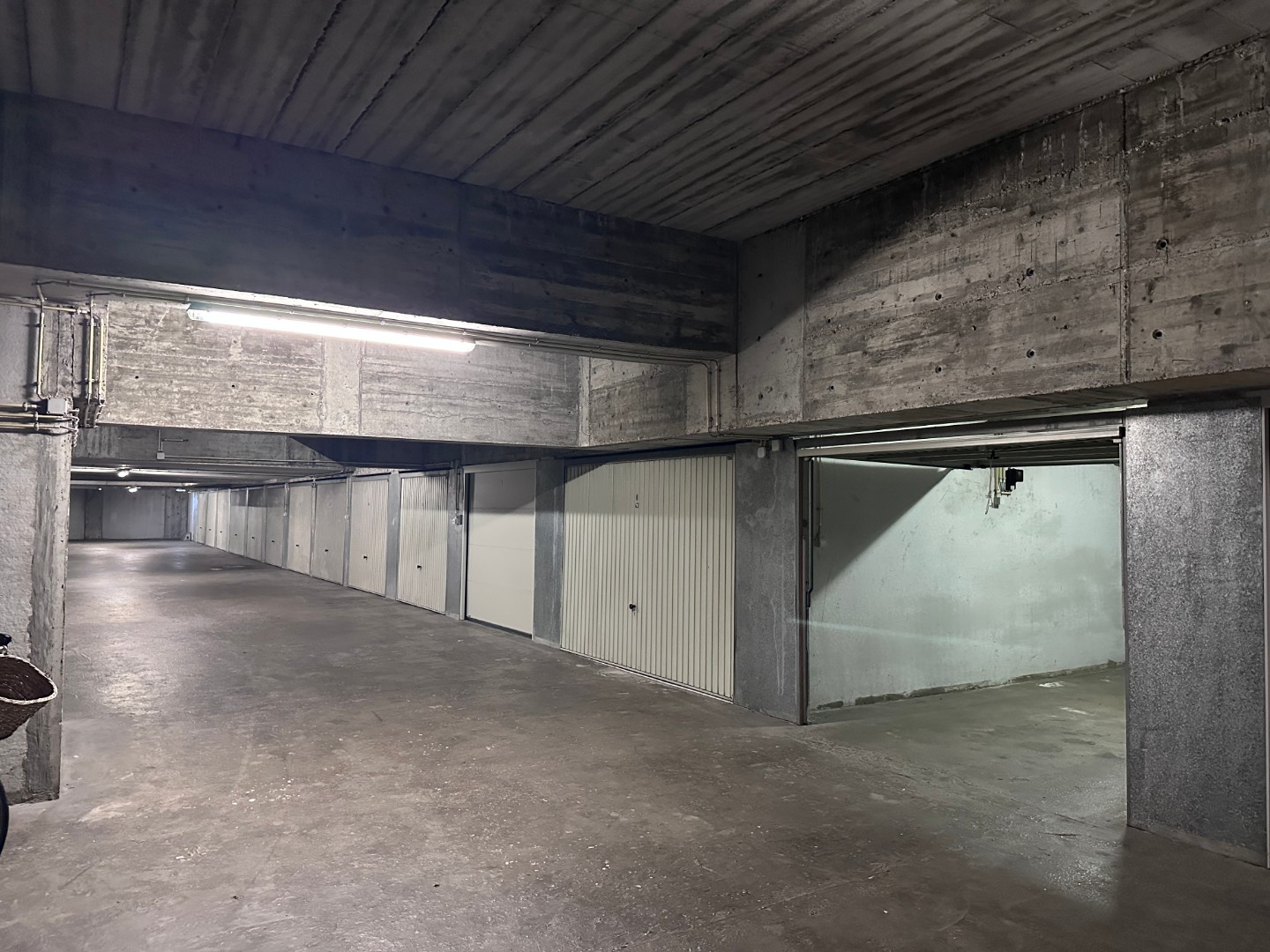 Garage fermé situé au centre de Duinbergen - photo 4