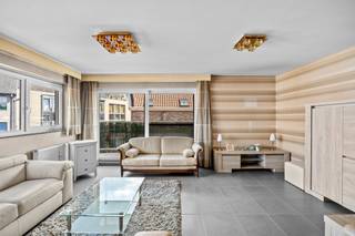 <p>Dit verzorgde appartement, gebouwd in 2013, biedt een mooie combinatie van hedendaags wooncomfort en een uitstekende centrale ligging. Gelegen in het centrum van Wetteren bevinden de markt, winkels, scholen en het openbaar vervoer zich op wandelafstand.</p><p> </p><p>Het appartement beschikt over twee slaapkamers, een ruime badkamer met zowel een ligbad als een douche en een extra berging. De lichtrijke leefruimte vormt samen met de open, volledig geïnstalleerde keuken een aangename leefomgeving, met voldoende ruimte voor een gezellige zit- en eetplaats. Vanuit de leefruimte heb je rechtstreeks toegang tot het terras, waar je in alle rust kunt genieten.</p><p> </p><p>Dankzij het gunstige EPC-label B, de conforme elektrische installatie en de aanwezigheid van een lift in het gebouw geniet je van een energiezuinige en comfortabele woonomgeving.</p><p> </p><p>Dit instapklare appartement is een uitstekende keuze voor starters, koppels, alleenstaanden of investeerders die op zoek zijn naar een kwalitatieve woning op een centrale locatie in Wetteren.</p>