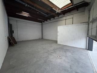 Zoekt u een hoogwaardige en veilige opslagruimte met uitstekende toegankelijkheid en basisvoorzieningen? Deze perfect onderhouden loods,...