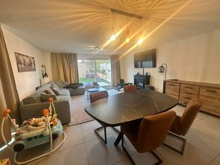 Rustig gelegen, uiterst energiezuinige halfopen woning, pal in centrum Houthulst.De woning bestaat uit:Gelijkvloers: lnkom - toilet - berging -...