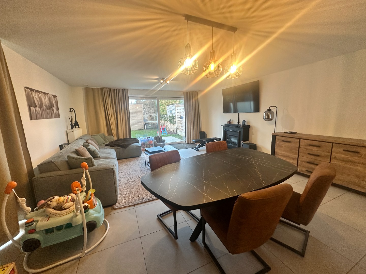 Centraal gelegen nieuwbouwwoning met drie slaapkamers - foto 3