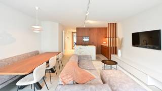 Prachtig appartement met zijdelings zeezicht op 50 meter van de Zeedijk te Zoute en zicht naar het Driehoeksplein.Mogelijkheid tot aankoop parking in...