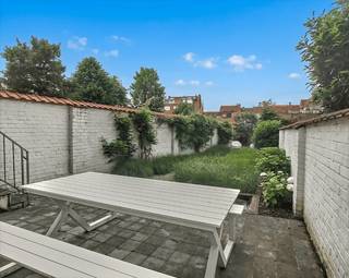 Ben je op zoek naar een gezellige thuis in het prachtige Brugge? Deze charmante woning beschikt over twee comfortabele slaapkamers, een handige eigen garage en een fijne tuin om heerlijk in te ontspannen. Ideaal gelegen en perfect voor wie comfort en rust zoekt.Indeling:Glvl.: inkom (14 m²) met apart toilet - garage (47 m²) - terras met zonnige tuin (92 m²)1°V.: woonkamer (40 m²) - keuken (10 m²) voorzien van keramische kookplaat, combi-oven, frigo, diepvries en vaatwasser - veranda (7 m²)2°V.: badkamer (7 m²) voorzien van douche, toilet en dubbele lavabo - 2 ruime slaapkamers (24 m² - 14 m²) - dressing/kinderkamerAlgemeen: - Huurprijs: € 1.400,00/maand - Beschikbaar vanaf: 01/07/2026- Nieuw dak en isolatie De snelste manier om een bezoek te brengen aan dit pand? Vraag je bezoek aan via de roze knop op onze website (www.dewaele.com) en je wordt gecontacteerd door onze verhuurexpert Broes.Telefonisch kunnen er geen afspraken gemaakt worden. Bij andere vragen kun je ons telefonisch contacteren via 050 444 999.