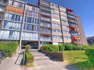 In het centrum van Leuven bevindt zich deze ruime studio met een praktische indeling.De studio bestaat uit een lichtrijke leefruimte die aansluit op...