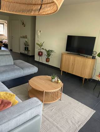 <span><strong>EERSTE VERDIEPING</strong><br /><br /><span><strong>KIJKMOMENT OP DONDERDAG 28 MEI OM 17U30, INSCHRIJVEN ENKEL VIA MAIL NAAR MINTJENSVERHUUR@IMMOPOINT.BE</strong></span><br />Appartement op de eerste verdieping rechts met ondergrondse parking en ruime kelderberging in het centrum van Zoersel (dorpsplein). Privatieve inkom. Beschr.: woonkamer met open keuken, badkamer met instapdouche, gastentoilet en 1 slaapkamer. Polyvalente ruimte grenzend aan keuken af te schermen met een schuifdeur. Ruim terras achteraan.<br /><br /><strong>BIJZONDERHEDEN<br /><br /></strong>EPC: 94kwh/m2/jaar, geen gemeenschappelijke kosten, geen lift, cv op gas<br /><br /><strong>POSITIEVE ASPECTEN<br /><br /></strong>privatieve ingang<br />centraal gelegen<br />vlakbij openbaar vervoer, winkels, scholen...<br />ruim terras</span>