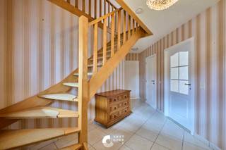 Op zoek naar mooi gelegen gezinswoning met extra ruimte voor opslag of een hobby? <br /><br />Aan de Vlasmeerstraat 22 in Eksel vind je deze woning uit 1990, verwarmd op gas, vakkundig gebouwd en. Een bijzondere troef is de loods met roldeur op het perceel. De vlotte toegang en de extra ruimte maken dit pand interessant voor wie naast een woning ook plaats zoekt voor materiaal, een verzameling of een eigen hobbyruimte. De woning is gelegen in een van de mooiere buurten van Eksel vlak aan de bossen. <br /><br />De indeling van de woning is als volgt:<br /><br />GELIJKVLOERS:<br />- Inkomhal<br />- Toilet <br />- Living <br />- Eetkamer <br />- Slaapkamer 1<br />- zij inkom<br />- Badkamer <br />- Keuken<br /><br />VERDIEPING:<br />- Nachthal<br />- Slaapkamer 2<br />- Slaapkamer 3 met dressing<br />- Toilet <br /><br />BUITEN:<br />- Volledig omheinde tuin <br />- Grote loods <br />- Ruim terras aan achterzijde <br />- Brede inrit met poort