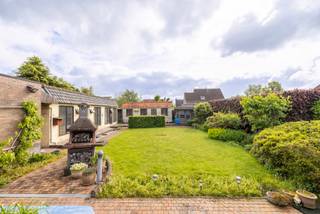 Goed onderhouden laagbouwwoning met 3 slaapkamers, garage en prachtige tuin, gelegen in een rustige buurt doch zeer centraal. <br /><br />Indeling: inkomhal; woonkamer met vele glaspartijen en gezellige houthaard; ruime keuken met zicht op de tuin; aanpalende berging; nachthal; 3 slaapkamers; apart toilet; betegelde badkamer bevat toilet, douche in bad en dubbele lavabo; <br /><br />1V: uittrekbare trap naar de zolder, momenteel ingericht als studio met verwarming. <br /><br />Oprit vooraan met 2x carport; keuken geeft toegang tot een gezellig overdekt terras (2015); garage met automatische poort en voorziening voor WM/DK; volledig omheinde tuin met tuinhuis en bergingen. <br /><br />Algemeen: <br />- EPC label D (geen renovatieplicht) <br />- CV op stookolie met ketel van 2021) <br />- Dak gerenoveerd en geïsoleerd in 2005 <br />- Cetrale ligging nabij scholen, winkels, autostrades, etc.<br /><br />Bekijk zeker de 360° rondgang via onze website (+ mogelijkheid tot opmeten en ontmeubelen).<br />Alle attesten zijn beschikbaar onderaan op onze website. <br />Voor meer info of een bezoek: 0472 22 22 44 of thanee@solittvastgoed.be.