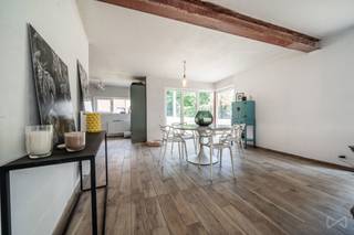 We Invest Liège et Sébastien ont le plaisir de vous présenter cette maison 3 façades idéalement située dans le quartier résidentiel prisé du Golf de Bernalmont à Liège.<br /><br />Pour qui ?<br />✅ Pour un couple avec enfants en quête d’un environnement vert, bien situé et facile à vivre<br />✅ Pour celles et ceux qui souhaitent une maison saine et économe en énergie, avec encore un peu de liberté pour la personnaliser<br /><br />Ce que vous trouverez :<br /><br />🔹 Au rez-de-chaussée :<br /><br />- Un bel espace salon / salle à manger ouvert sur une cuisine moderne<br /><br />- Une buanderie pratique<br /><br />- Un WC séparé<br /><br />🔹 Au premier étage :<br /><br />- 3 chambres<br /><br />- 1 salle de bains<br /><br />🔹 Au second étage :<br /><br />- Un grenier totalement aménageable selon vos besoins : bureau, chambre supplémentaire, salle de jeux...<br /><br />⚡️ À noter :<br /><br />- Électricité conforme<br /><br />- Toiture isolée avec mousse Ecofoam (20 cm)<br /><br />- PEB : B <br /><br />- Maison en bon état général avec quelques finitions à prévoir<br /><br />- Jardin à l’arrière<br /><br />- 3 emplacements de parking<br /><br />- Proche des axes autoroutiers – idéal pour les navetteurs<br /><br />- Un cadre de vie agréable, une maison saine et évolutive, dans un quartier recherché à Liège. À découvrir rapidement.<br /><br />Envie d’en discuter ou de la visiter ?<br />Contactez Sébastien au 04/277.00.07 ou par mail à sebastien.s@weinvest.be