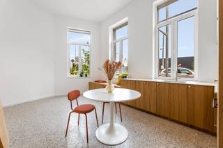 Dit schitterend duplex appartement, gelegen op de gelijkvloerse verdieping, baadt door de vele raampartijen in het licht. De recente renovatie...