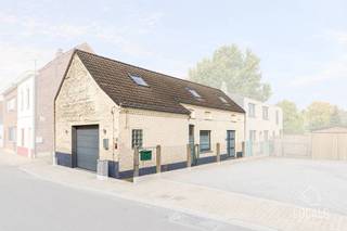 In een <strong>rustige eenrichtingsstraat in Liedekerke </strong>met winkels – scholen - openbaar vervoer en andere voorzieningen op wandelafstand, ontdekt u deze <strong>charmante moderne woning</strong> <strong>die in 2025 werd gerenoveerd</strong>. Hier geniet u van hedendaags wooncomfort op een centrale, maar aangenaam rustige locatie. Bij het binnenkomen verwelkomt de <strong>ruime en lichtrijke leefruimte</strong> u meteen met een warme, huiselijke sfeer. De <strong>pelletkachel</strong> zorgt voor extra gezelligheid, terwijl de <strong>open keuken</strong> naadloos aansluit op de eetplaats. Op het gelijkvloers bevinden zich bovendien een <strong>afzonderlijk gastentoilet</strong> en een <strong>ruime inpandige garage met praktische wasplaats</strong>, ideaal voor extra opbergruimte.<br /><br />Op de eerste verdieping beschikt de woning over <strong>twee riante slaapkamers</strong> die tal van inrichtingsmogelijkheden bieden. <strong>De</strong> <strong>volledig vernieuwde badkamer is stijlvol afgewerkt</strong> en uitgerust met een comfortabele inloopdouche, een lavabo en een tweede toilet. Naast de woning ligt een <strong>aangename tuin</strong> waar u op zonnige dagen heerlijk kunt ontspannen. <br /><br />Extra troeven:<br />- Centrale verwarming aardgas<br />- Elektriciteit conform<br />- Asbest veilig<br />- 100% instapklaar<br />-…<br /><br />Kortom een instapklare gerenoveerde woning op een rustige ligging in hartje Liedekerke. Zeker een bezoek waard! Voor meer informatie en/of een bezichtiging: 054 23 53 83 of info@localsvastgoed.be