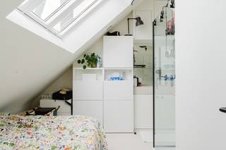 Bent u op zoek naar een stijlvol gerenoveerde studio op een absolute toplocatie in Gent? Deze energiezuinige studio bevindt zich in het historische centrum van Gent, op wandelafstand van de Kalandeberg, Mageleinstraat en Volderstraat.<br /><br />Hier woont u midden in de bruisende stad, vlak bij winkels, horeca, universiteiten en openbaar vervoer, terwijl u geniet van hedendaags comfort en hoogwaardige afwerking.<br /><br />Hoogwaardige renovatie & duurzame technieken<br /><br />De studio werd volledig gerenoveerd met oog voor kwaliteit, comfort en energiezuinig wonen. Dankzij de moderne technieken geniet u van een uitzonderlijke energieprestatie : Warmtepomp, Vloerverwarming, Zonnepanelen, Ventilatiesysteem D<br /><br />Het resultaat is een energiezuinige woonunit met een uitstekend EPB-label A en een E-peil lager dan 50.<br /><br />Extra troeven :<br /><br />Volledig instapklare studio<br />Energiezuinig wonen met EPC A<br />Hoogwaardige afwerking<br />Authentieke charme gecombineerd met moderne technieken<br />Verkoop onder registratierechten (geen btw)<br />Ideaal als investering of eigen bewoning<br />Wonen op toplocatie in Gent<br /><br />Deze future-proof studio is een uitstekende keuze voor wie comfortabel wil wonen of investeren in vastgoed in Gent. De centrale ligging in het historische stadscentrum maakt deze eigendom extra aantrekkelijk.<br /><br />Interesse in dit unieke appartement in Gent? Contacteer Anthony voor meer informatie of een bezoek via 0488 14 62 77