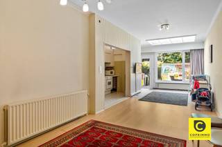<p><span> </span></p><p><span>Een woning met karakter, ruimte en vooral veel mogelijkheden, gelegen op een uitstekende locatie in Mortsel. </span></p><p><span>Deze ruime eengezinswoning is ideaal voor starters of voor wie op zoek is naar een woning met veel mogelijkheden en een aangename tuin.</span></p><p><span>De woning is gelegen op een toplocatie in Mortsel, nabij winkels, openbaar vervoer, scholen, groenvoorzieningen en belangrijke invalswegen. Dankzij de centrale ligging zijn zowel het centrum van Mortsel als de omliggende gemeenten vlot bereikbaar.</span></p><p><span>Bij het binnenkomen leidt de inkomhal naar de woonkamer met open keuken. De woonkamer en keuken vormen één aangename leefruimte. Dankzij de grote raampartijen en het zicht op de tuin geniet deze ruimte van een mooie natuurlijke lichtinval. Vanuit de woonkamer is er rechtstreeks toegang tot de tuin. De ruime tuin is een absolute troef en beschikt over een tuinhuis. Achteraan is er de mogelijkheid om een uitgang naar het achterliggende pad te voorzien. Deze doorgang werd reeds toegelaten door de gemeente en dient nog gerealiseerd te worden. </span></p><p><span>Op het gelijkvloers bevinden zich eveneens een garage en een apart toilet.</span></p><p><span>Op de eerste verdieping zijn er momenteel twee ruime slaapkamers en een reeds gerenoveerde badkamer. Mits een aangepaste indeling bestaat er bovendien de mogelijkheid om een derde slaapkamer te creëren.</span></p><p><span> </span></p><h3><span>Troeven</span></h3><ul><li><span>Dicht bij het centrum</span></li><li><span>Mogelijkheid om volledig naar eigen smaak in te richten zonder grote structurele werken </span></li><li><span>Veel uitbreidingsmogelijkheden dankzij de ruime zolderverdieping </span></li><li><span>Gezellige tuin met veel privacy </span></li></ul><p><span> </span></p><p><span>Plan snel uw bezoek via info@coprimmo.be of bel naar 03 449 49 77.</span></p><p><span> </span></p>