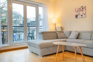 JETTE - Ideale ligging in Jette, vlakbij UZ Brussel en alle voorzieningen (openbaar vervoer, toegang tot de weg, winkels, enz.).Ontdek deze flat van 93 m2 in uitstekende staat, onlangs gerenoveerd (2 slaapkamers/1 badkamer). Je zult dol zijn op de locatie, de ruimte en het licht.Gelegen op de 2e verdieping van een residentie, bestaat het uit een hal, een grote woonkamer met een uitstekend uitgeruste aparte keuken, twee slaapkamers, een toilet en een doucheruimte. Er is een kelder en een parkeerplaats in de kelder.PEB C-, dubbele beglazing, conforme elektra en intercom, fietsenberging.Gemeenschappelijke kosten: +- €150 per maandVraagprijs: €315,000Parkeerplaats : €19,900Neem contact op met BrickSquare voor meer informatie: 02/315.25.13 of www.bricksquare.be
