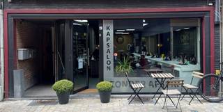 Handelsgelijkvloers (als investering) te koop in de autovrije straat van Diest, Felix Moonsstraat 4.<br /><br />De gelijkvloers heeft een bruikbare oppervlakte van +/- 67m² (bron : epc).<br /><br />De gelijkvloers is ingericht als kapperszaak. Het is de eigenaar van de kapperszaak die zijn eigendom wil verkopen, maar zijn zaak in het pand wil blijven verder uitbaten.<br /> <br />Voorwaarde bij de aankoop : de huidige eigenaar wil een huurovereenkomst afsluiten met de nieuwe eigenaar voor de verdere uitbating van zijn zaak, maw de gelijkvloers wordt verkocht als investering. Verdere details zijn samen met de verkoper te bespreken.<br /><br />EPC : Label B : 283<br /><br />Verkoopprijs : 199.000 €<br /><br />Bijkomende info : 0476/952.716 of dimitri@alvast.be