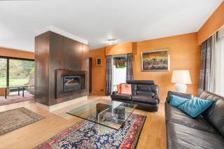 [[ DIT PAND NEEMT DEEL AAN DE ERA OPEN HUIZEN DAG OP 13/6 VAN 17:30 TOT 18:30 ]]
<p>In het groene en rustige Assenede bevindt zich deze unieke, tijdloze villa op een indrukwekkend domein van maar liefst 3.966 m². Omgeven door een oase van groen en een prachtig aangelegde tuin, biedt deze eigendom een zeldzame combinatie van ruimte, privacy en luxe. Met een bewoonbare oppervlakte van ca. 300 m² staat deze villa garant voor royaal wonen. De woning werd stevig gebouwd en doorheen de jaren met de grootste zorg onderhouden, wat resulteert in een hoge graad van afwerking en duurzaamheid.</p>

<p> </p>

<p>De woning beschikt over een praktische bureauruimte, 3 slaapkamers, waarvan 2 zich op het gelijkvloers — ideaal voor gezinnen, thuiswerk, praktijk of polyvalent gebruik.</p>

<p>De leefruimtes zijn ruim en lichtrijk en bieden tal van mogelijkheden om ze naar eigen wens in te richten, met aandacht voor comfort en elegantie.</p>

<p> </p>

<p><strong>Wellness &amp;amp; ontspanning</strong></p>

<p>Een absolute blikvanger is het binnenzwembad met aangrenzend loungegedeelte. Hier geniet u het hele jaar door van ontspanning en luxe in uw eigen woning — een unieke troef die deze villa naar een hoger niveau tilt.</p>

<p> </p>

<p><strong>Troeven</strong></p>

<ul><li><strong>Exclusieve, tijdloze villa</strong></li><li><strong>Ontwerp van architect MASSON</strong></li><li><strong>Domein van 3.966 m²</strong></li><li><strong>Ca. 300 m² bewoonbare oppervlakte</strong></li><li><strong>Volledig onderkelderd (kruipkelder)</strong></li><li><strong>5 slaapkamers (3 op het gelijkvloers – ideaal als bureau)</strong></li><li><strong>Binnenzwembad met loungegedeelte</strong></li><li><strong>Prachtig aangelegde tuin met maximale privacy</strong></li></ul>