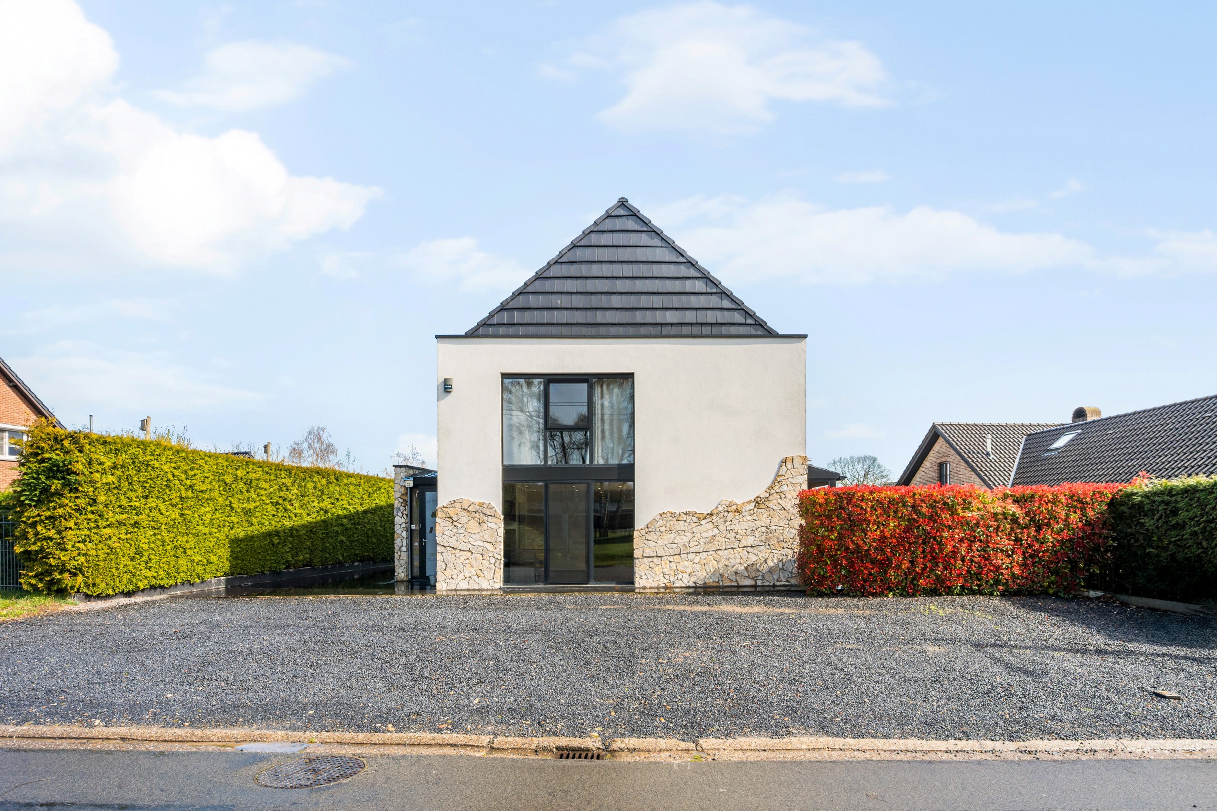 Ruime luxevilla met 5 slaapkamers, horecavergunning en talloze mogelijkheden in Genk - foto 2