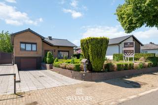 Voor meer info en foto’s, surf naar www.swevers.be – In een rustige omgeving in Peer bevindt zich deze open bebouwing uit 1975 op een uitzonderlijk ruim, zuid georiënteerd perceel van 1.897 m². De woning is in op te frissen staat, maar biedt een solide basis met vernieuwd dak (2009), superisolerende dubbele beglazing (2009) en een recente ketel (2023).<br />Via de inkomhal bereikt u de lichtrijke woonkamer van 30,40 m², met voldoende plaats voor een gezellige zithoek en eettafel. Aansluitend ligt de keuken van 14,04 m², met zicht op de tuin en potentieel om omgevormd te worden tot een moderne leefkeuken. Op het splitlevel bevinden zich drie slaapkamers van 14 m², 13,07 m² en 7,20 m², ideaal als gezinskamers, bureau of hobbyruimte. De badkamer is centraal gelegen en kan volledig naar hedendaags comfort worden vernieuwd.<br />Extra troeven zijn de kelder van 5,54 m² en de uitzonderlijk ruime garage van 63 m², geschikt voor meerdere wagens, opslag of atelier. De grote tuin geniet de hele dag zon en biedt tal van mogelijkheden voor terras, speelruimte of een groene oase in alle privacy.<br />De ligging is praktisch met winkels op 600 m, restaurants op 850 m, scholen op 1,1 km en openbaar vervoer op 750 m. De snelweg bereikt u op 20 km. Een ideale kans voor wie ruimte en renovatiepotentieel zoekt op een aantrekkelijke locatie in Peer. Voor meer informatie, bel 011 255 155. Bron bewoonbare oppervlakte: EPC – verslag.