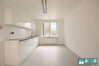 <p><span>Deze lichtrijke duplexwoning op de eerste verdieping op de Antwerpsesteenweg 78 te Hoboken combineert ruimte, comfort en een centrale ligging. Gelegen nabij winkels, scholen, openbaar vervoer en invalswegen geniet u hier van een uitstekende bereikbaarheid naar Antwerpen en omliggende gemeenten.</span></p><p><span>Troeven:</span></p><ul><li><span>4 volwaardige slaapkamers </span></li><li><span>Zeer veel natuurlijke lichtinval </span></li><li><span>Steeds uitstekend onderhouden </span></li><li><span>Geen dringende renovatiewerken vereist </span></li><li><span>Dubbele beglazing </span></li><li><span>Dak en gevels geïsoleerd </span></li></ul><p><span>Indeling:</span><span><br />Via de inkomhal betreedt u de ruime leef- en eetruimte, waar de grote raampartijen zorgen voor een aangename lichtinval. Aansluitend bevindt zich de functionele keuken. De ruime badkamer met douche bevindt zich ook op het eerste verdiep, net als de eerste grote slaapkamer. Op het tweede verdiep beschikt de woning over drie volwaardige slaapkamers, ideaal voor gezinnen of wie extra ruimte wenst voor een bureau of hobbykamer. De woning werd doorheen de jaren met zorg onderhouden.</span></p><p><span>Dankzij de aanwezige isolatie, dubbele beglazing en kwalitatieve afwerking geniet u van een aangenaam wooncomfort zonder dringende renovatiewerken.</span></p><p><span>Voor meer informatie kan u terecht bij Area Partners: info@area.be of 03/284.60.60</span></p>