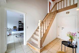 <p>Ruime gezinswoning op een perceel van 1275 m²<br /><br />INDELING<br /><br />Gelijkvloers<br />De inkomhal (9m²) geeft toegang tot de grote en lichtrijke leefruimte met daarin een zithoek (26m²), eethoek (10m²) en een volledig geïnstalleerde open keuken (14m²).<span><br /></span>Verder is vanuit de hal ook een slaapkamer ( 13.5m²) bereikbaar die ook als bureau of praktijkruimte gebruikt kan worden. Daarnaast bevindt zich de badkamer (8m²) en de wasplaats (11m²). Er is ook een apart toilet.<br /><br />Verdieping<br />Hier bevinden zich 3 slaapkamers (26m² - 24m² - 10m²) en een zolderruimte.<br /><br />Tuin<br />Achter de woning is er een grote garage (42m²)met daarbij een tuinberging (29m²).<br />Er is ook een zonnig terras.<br /><br /></p>
<p>BIJZONDERHEDEN<br /><br />- EPC 218 kWh/m² jaar (label C)<br />- zonnepanelen 2.925 Wp<br />- laadpaal<br />- airco in 2 slaapkamers<br />- warmwaterboiler<br />- elektrische rolluiken boven<br />- verwarming op stookolie<br />- asbestveilig, niet asbestvrij<br /><br />POSITIEVE ASPECTEN<br />- ruime woning<br />- netjes onderhouden<br />- mogelijk slaapkamers op te splitsen<br />- elektriciteit conform AREI<br />- mogelijk om gelijkvloers te wonen</p>