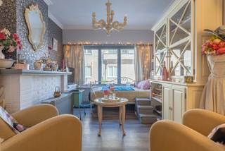 <strong>Gunstig gelegen woning met 2 slpk's en tuin te Turnhout.</strong><br />EPC: F-label | Tuin | Op wandelafstand van de Grote Markt van Turnhout<br /><br /><strong>Omschrijving: </strong><br />We betreden deze charmante stadswoning via de inkomhal, dewelke uitgeeft op de ruime woonkamer met zit- en eethoek. Aansluitend op de woonkamer vinden we de keuken, dewelke dankzij de lichtkoepel geniet van natuurlijke lichtinval. De keuken werd uitgerust met een koelkast, diepvriezer, oven en gasvuur. Verder biedt het gelijkvloers nog een apart toilet en een badkamer, voorzien van een douche-bad combinatie, wastafel en aansluiting voor wasmachine. Op de eerste verdieping vinden we nog twee volwaardige slaapkamers én een bergruimte terug. Ook een bergzolder en een kelderberging ontbreken hier niet!<br /><br />Als extra troef geniet deze woning van een mooie stadstuin, waar je een gezellige plek van kan maken!<br /><br /><strong>Algemeen: </strong><br />- EPC: 559 kWh/m²jaar<br />- Renovatieplicht: Mits plaatsen dakisolatie zal je al een C-label bekomen!<br />- Bergzolder<br />- Gezellige tuin