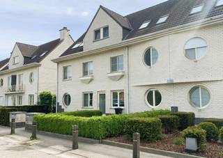 Op zoek naar een comfortabel appartement waar alles binnen handbereik ligt? Dit gelijkvloers appartement in Sint-Job combineert rust, praktisch...