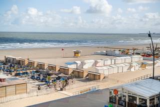 <p><strong>Blankenberge: Appartement met zeezicht en terras te koop!</strong></p>

<p>Droomt u van een eigen plek aan zee of bent u op zoek naar een interessante investering? Ontdek dit lichtrijke appartement met 1 slaapkamer en zonnig terras, gelegen op de 5e verdieping van een moderne residentie op een toplocatie in Blankenberge. Dankzij de centrale ligging op de Zeedijk geniet u dagelijks van een adembenemend zeezicht én bevindt u zich op wandelafstand van de jachthaven, winkelstraat, het bruisende centrum en het openbaar vervoer.</p>

<p><strong>Indeling:</strong> Ruime en lichtrijke woonkamer met directe toegang tot het zonnige terras, open, functionele keuken, badkamer en aparte slaapkamer.</p>

<p><strong>Troeven:</strong></p>

<ul><li>Prachtig zeezicht.</li><li>Zonnig terras.</li><li>Vlak bij winkels, jachthaven en openbaar vervoer.</li><li>Verkoop onder erfpacht, fiscaal aftrekbaar.</li></ul>

<p>Meer info? Contacteer Maarten op het nummer 050 42 58 98.</p>