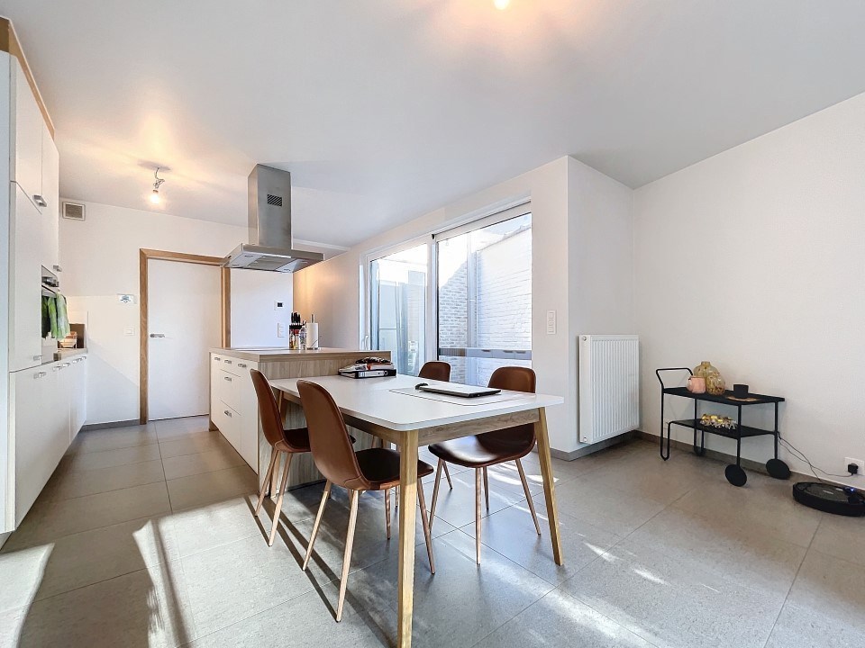 Centraal gelegen, recent appartement mét terras en garage - foto 4