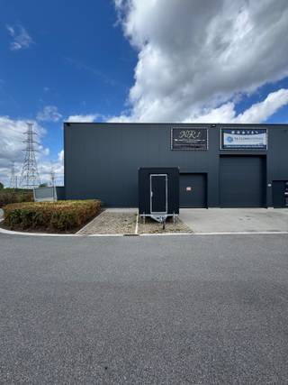 Deze KMO-unit is gelegen op het industrieterrein Genk-Zuid en is geschikt voor diverse doeleinden, waaronder opslag, kleine productie en andere bedrijfsactiviteiten.<br /><br />Dankzij de centrale ligging, nabij de E314 (Brussel – Heerlen – Aken), E313 (Antwerpen – Luik) en de Haven van Genk, is de unit vlot bereikbaar.<br /><br />Het magazijn heeft een oppervlakte van circa 107 m² en een platform van 70 m². Het magazijn beschikt aan de voorzijde over een grote elektrische sectionaalpoort, met daarnaast de toegangsdeur.<br /><br />Aan de voorzijde van het gebouw beschikt u over een parkeerplaats.<br />Daarnaast beschikt de unit over een bureel met keuken.<br />De tafels en stoelen maken eveneens deel uit van de inrichting.<br /><br />De maandelijkse syndicuskost bedraagt €42 en omvat het onderhoud en de verlichting van de gemeenschappelijke delen.<br /><br />TROEVEN:<br />✔ Uitstekende ligging en vlotte verbindingen<br />✔ Private parkeerplaatsen<br />✔ Keuken voorzien<br />✔ Airco aanwezig<br />✔ Geïnstalleerd platform<br />✔ Elektrische sectionaalpoort<br /><br />In bijlage kan u het grondplan, inplantingsplan en elektriciteitskeuring downloaden.<br /><br />Heeft u interesse in deze KMO-unit?<br />Bel ons op het nummer 089 391 555 of stuur een e-mail naar info@frerevastgoed.be.
