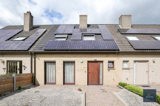 Ga naar www.makelaarshuys.be, te koop, klik op het pand en schrijf u in voor de bezoekdagen. <br /><br />Deze zeer goed onderhouden woning gelegen op de Dendermondesteenweg te Destelbergen, bevindt zich op een perceel van 355 m² en combineert een praktische indeling met aangename buitenruimtes. De woning werd gebouwd in 1997 en biedt een bewoonbare oppervlakte van circa 143 m² . <br /><br />Bij het betreden van de woning heeft u een praktische inkomhal met toilet en valt meteen de ruime en lichtrijke leefruimte op voor zithoek en eethoek met grote raampartijen. <br />Aansluitend heeft u de ingerichte keuken met toestellen, een extra berging en een nieuwe leefveranda van Willems, welke toegang biedt tot de tuin met terrassen waar u geniet van voldoende privacy. <br /><br />Via de tuin bereikt u de dubbele garage met elektrische poorten en carport aan de achterzijde of deze is ook bereikbaar via een zijdelingsweg waar een erfdienstbaarheid op rust. <br />Er is een pomp verbonden met de boorput.<br /><br />Op de 1ste verdieping bevinden zich drie volwaardige slaapkamers en een badkamer met toilet, ligbad en dubbele wastafels. <br /><br />De woning heeft een gunstig EPC C en wordt elektrisch verwarmd via accumulatoren en is voorzien van 17 zonnepanelen en een Uhome thuisbatterij.<br /><br />De woning heeft een zeer goede bereikbaarheid en nabijheid van winkels, scholen , openbaar vervoer, E17, ....centrum Destelbergen en vlotte bereikbaarheid met Gent en omliggende gemeentes. <br /><br />Voor meer info : 0468 24 65 84 of sofie@makelaarshuys.be