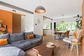 Deze instapklare bel-etagewoning met ruime oprit is ideaal gelegen op wandelafstand van het centrum van Kapellen, in de nabijheid van winkels, scholen en openbaar vervoer. De woning biedt een mooie combinatie van comfort, ruimte en een gunstige ligging. Bij het betreden van de woning komt u binnen in een ruime inkomhal met handige bergruimte onder de trap. Deze hal geeft toegang tot de erg ruime inpandige garage en een praktische berging met apart gastentoilet. Op de eerste verdieping bevindt zich een knap gerenoveerde, lichtrijke leefruimte met open keuken. De keuken is volledig uitgerust met alle nodige toestellen en beschikt over veel kastruimte. Verder vindt u op deze verdieping een apart gastentoilet. Op de tweede verdieping bevinden zich twee ruime slaapkamers en een nette badkamer met douche-in-bad, dubbele wastafel en handdoekradiator. Daarnaast is er op deze verdieping nog een extra berging, die u volledig naar eigen wens kan invullen, alsook nog een apart toilet. De woning is gelegen op een perceel van 230 m² en beschikt over een gezellige, groene tuin met aangelegd terras. Een heerlijke plek om even tot rust te komen, van het buitenleven te genieten of gezellig samen te tafelen.